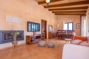 a living room with a couch and a tv and a fireplace at Son Fred in Felanitx