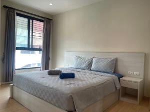 a bedroom with a bed with a blue pillow on it at New Abani in Jomtien Beach