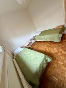 deux lits dans une petite chambre avec dans l'établissement Aliyah, à Lausanne