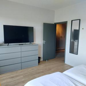 a bedroom with a flat screen tv on a dresser at Het Wapen van Harmelen in Harmelen