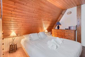 a bedroom with a bed with white towels on it at Ker Family in Arzon