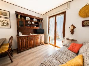 a living room with a couch and a table at Hostdomus - Villaggio Alpino in Sauze d'Oulx
