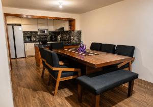 a dining room with a wooden table and black chairs at Casa Amplia con Terraza en Xalapa in Xalapa