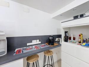 a kitchen with two stools and a counter top at Le Nevoy in Nevoy