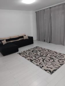 a living room with a black and white rug at Apartament Militari in Chiajna