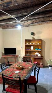 a dining room with a table and a desk at Casa Manuel in Tinogasta