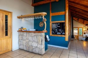 eine Bar in einem Restaurant mit einer blauen Wand in der Unterkunft Peninsula Petit in San Carlos de Bariloche + 56 Fotos