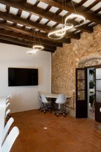 an office with a table and chairs and a tv at Can marques in Cunit