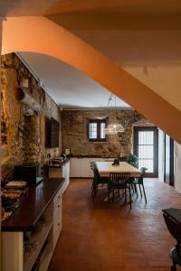 a kitchen and dining room with a table and chairs at Can marques in Cunit