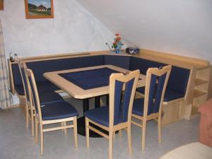 ツェーダーハウスにあるGratzerhofのダイニングルーム(テーブル、椅子、青いテーブル付)