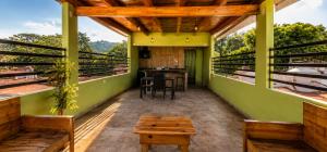 a balcony of a house with a table and chairs at Casa Amplia con Terraza en Xalapa in Xalapa
