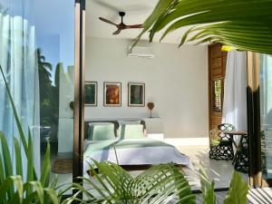 a bedroom with a bed and some plants at Le rêve des kitesurfeurs in Itarema +59 photos
