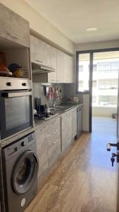 eine Küche mit einer Waschmaschine in der Unterkunft Ess in Casablanca