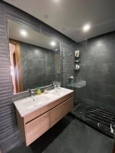 ein Badezimmer mit Waschbecken und Spiegel in der Unterkunft Ess in Casablanca