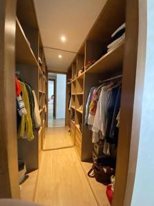 ein begehbarer Kleiderschrank mit Holzregalen und ein Flur in der Unterkunft Ess in Casablanca