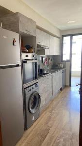 eine Küche mit Kühlschrank und Waschmaschine in der Unterkunft Ess in Casablanca