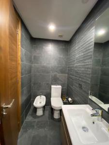 ein Badezimmer mit Toilette und Waschbecken in der Unterkunft Ess in Casablanca + 2 Fotos