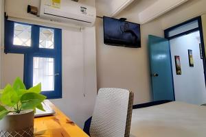 a dining room with a table and a blue door at Guadalia Living Smr in Santa Marta