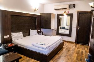 a bedroom with a large bed in a room at Hotel shanti palace in Agra