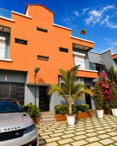 a car parked in front of a building at Le Refuge du Lac Rose in Ouayembame