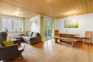 ein Wohnzimmer mit Sofa und Tisch in der Unterkunft Ferienhaus Heerlichkeit in Löffingen