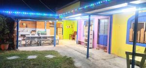a colorful house with a table in the yard at 龍磐1號民宿 全家出遊首選1至12人包棟 均一價 免爬梯獨棟平房 三間獨立套房 寬敞庭院可烤肉 in Eluan +33 photos