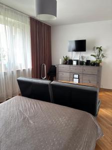 a living room with two chairs and a table and a television at Apartament centrum Szczytno Mazury in Szczytno