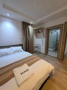 ein Schlafzimmer mit einem großen Bett und einer Glasschiebetür in der Unterkunft Haus in Enugu
