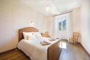 a bedroom with a large bed and a window at Chez Jeanne, superbe corps de ferme, vue imprenable in Issor