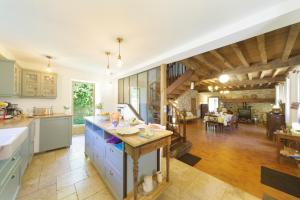 a large kitchen with a dining room and a living room at Chez Jeanne, superbe corps de ferme, vue imprenable in Issor