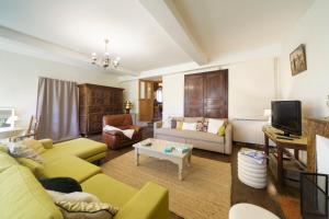 a living room with a couch and a table at Chez Jeanne, superbe corps de ferme, vue imprenable in Issor