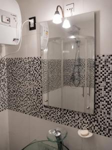 a bathroom with a shower and a glass sink at Casa Solymar completa 3 dormitorios 5 camas Hasta 6 personas RESERVAS SOLO CON SEÑA in Ciudad de la Costa