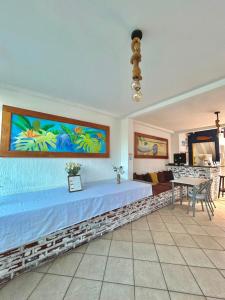 ein Schlafzimmer mit einem großen Bett und ein Wohnzimmer in der Unterkunft Nova Aldeia Buzios in Búzios