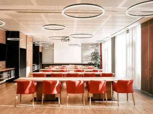 a conference room with a large table and chairs at Webers Hotel im Ruhrturm Essen by Accor in Essen