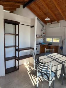 a room with a bed and a table and a kitchen at Los Talares in Baradero