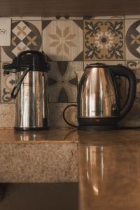 a tea pot and kettle sitting on a counter at Vila Amor - Charmosa e Central in Alto Paraíso de Goiás