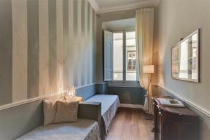 フィレンツェにあるUnione Charmeのベッドと窓が備わる小さな客室です。