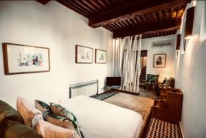 a living room with a bed and a couch at La Maison Maure in Fez