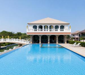 a large swimming pool in front of a building at Holi PTY Hotel in Ban Huai Yai