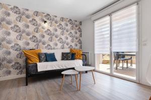 a living room with a couch and a table at Les Marines Du Crouesty in Arzon