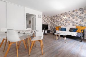 a living room with a table and chairs and a couch at Les Marines Du Crouesty in Arzon +12 photos