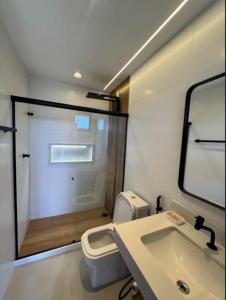 a bathroom with a toilet and a sink and a shower at Nosso Loft Sebollas - 4C in Paraíba do Sul +34 photos