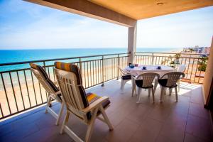 Playa de MiramarにあるApartamentos Guillemの海を望むバルコニー(テーブル、椅子付)