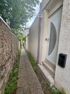 an alley with a door to a building at Duplex moderne & calme à Malakoff in Malakoff