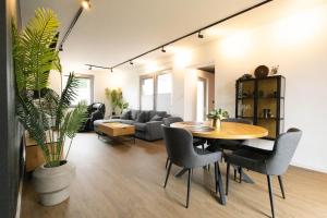 a living room with a table and a couch at Kleine Austernperle in Dornumersiel