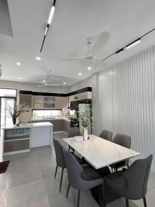 a kitchen and dining room with a table and chairs at La Vida Residences Villa in Ấp Phước Thánh
