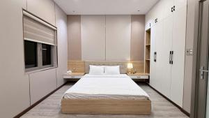 a bedroom with a bed and a television in it at Viễn Dung Hotel in Buon Ma Thuot
