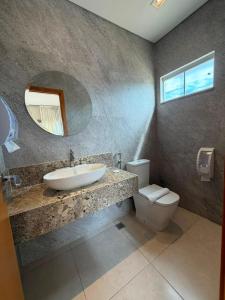 ein Badezimmer mit Waschbecken, Toilette und Spiegel in der Unterkunft Ventura Hotel in Barreiras