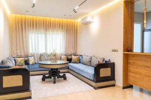 a living room with a couch and a table at Apartamento moderno en Tanger in Tangier