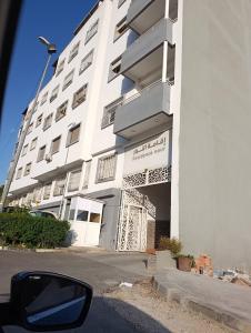 a tall white building with a lot of windows at Apartamento moderno en Tanger in Tangier